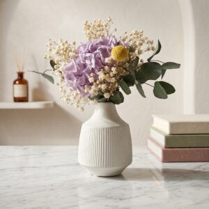 Arreglo Floral "Brisa de Provenza" en Jarrón Estriado